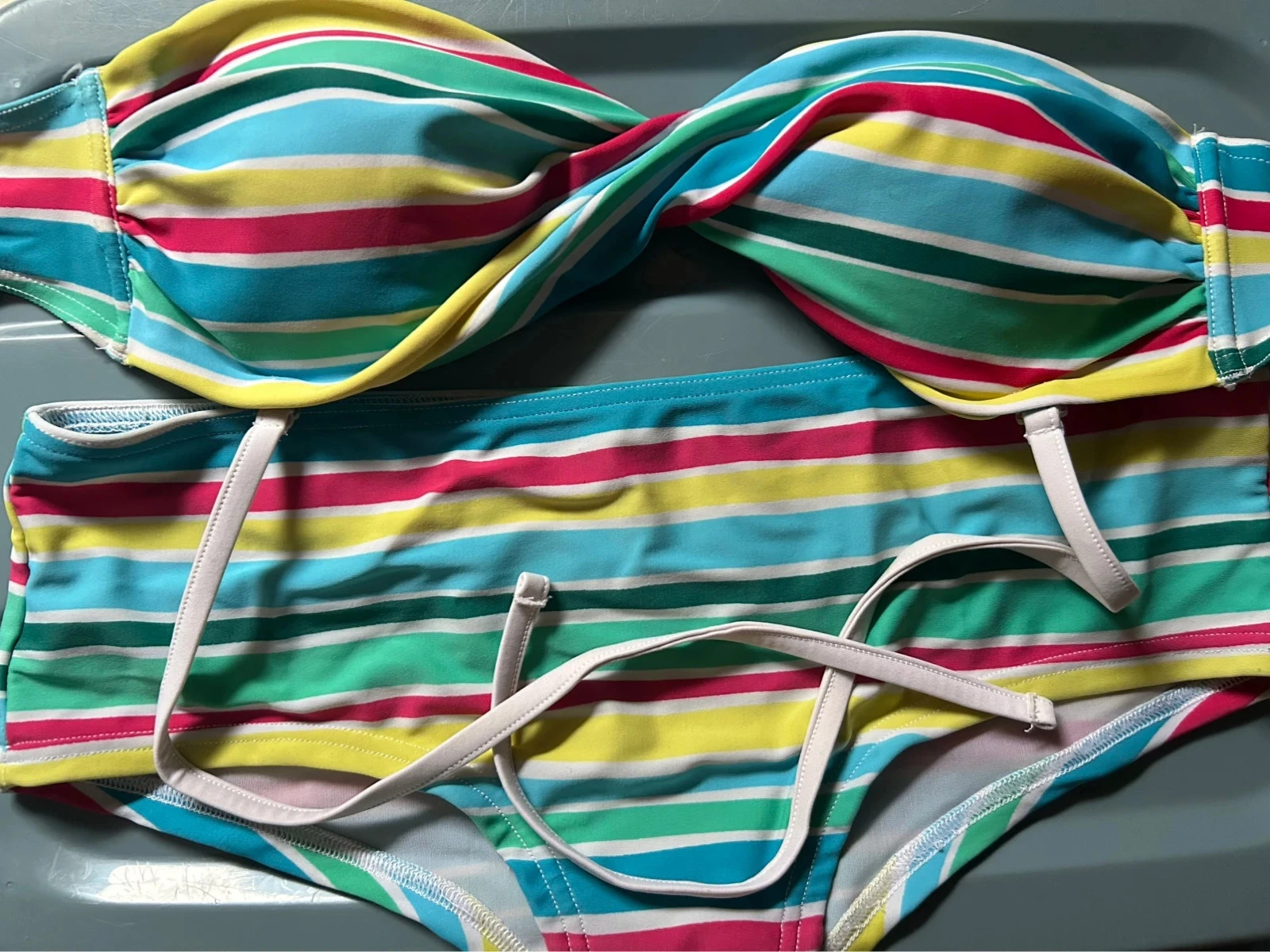 Lot maillot de bain 2 pièces + un haut – photo 4